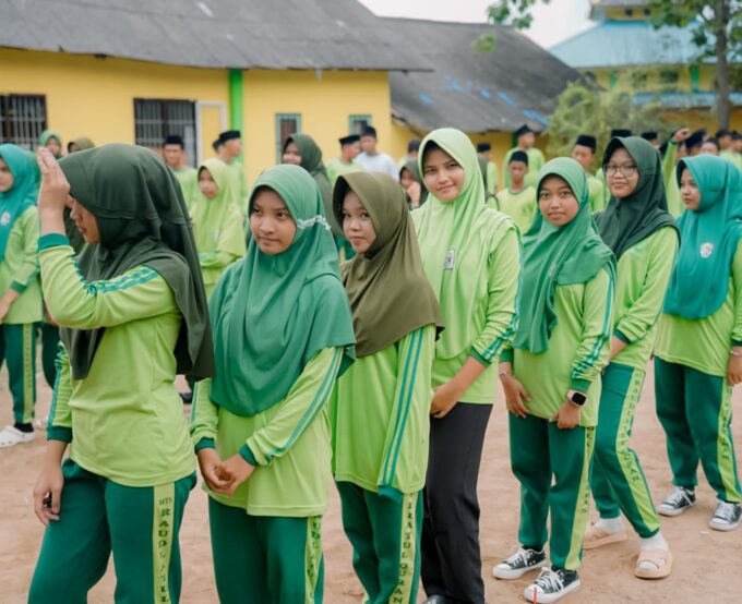 Melalui Program English for School: Belajar Bahasa Inggris Lebih Menyenangkan Melalui Fun Games di MTs Raudlatul Qur'an Batam