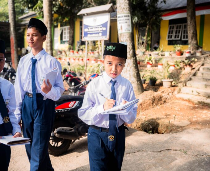 Ilmu yang Bermanfaat adalah Ilmu yang Diamalkan dan Membawa Kebaikan bagi Sesama