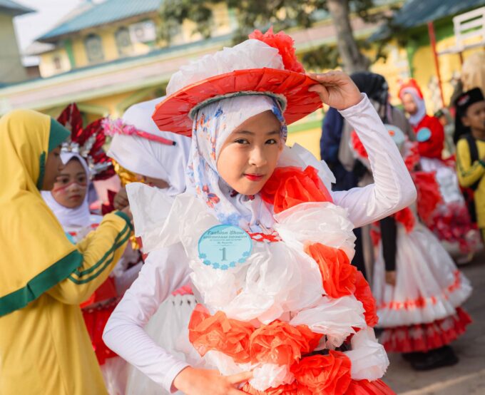 Gemerlap Fashion Show Semarak Dirgahayu RI ke-81 di MI Raudlatul Qur’an Batam