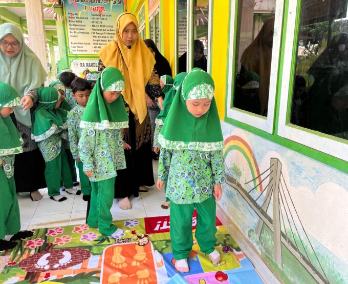 Asyiknya Belajar Motorik dengan Aktivitas Melompat di RA Raudlatul Qur’an 01 Batam
