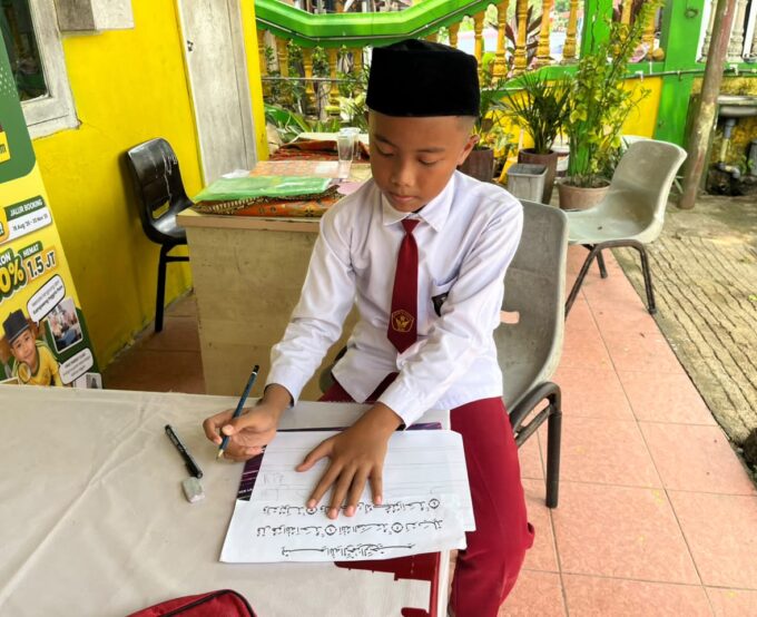 Latihan Kaligrafi, Persiapan Siswa MI Raudlatul Qur’an Batam Sambut PORSENI
