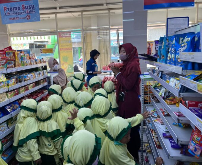 Belajar Sambil Berkunjung: Anak-Anak RA Raudlatul Qur’an 01 Batam Mengunjungi Indomaret