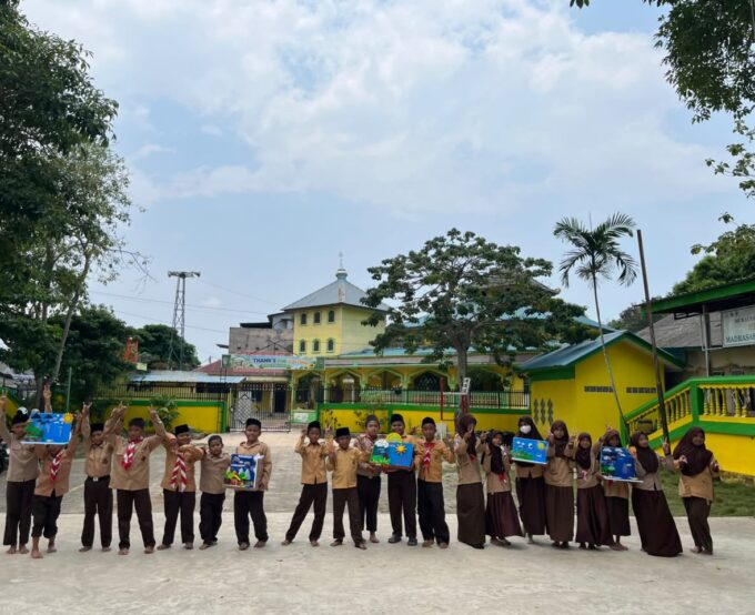 Belajar Sains dengan Presentasi: Siswa Kelas 4 MI Raudlatul Qur’an Batam Memahami Siklus Air