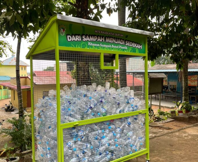 DARI SAMPAH MENJADI SEDEKAH, MTs RAUDLATUL QUR’AN BATAM HADIRKAN GERAKAN PEDULI LINGKUNGAN