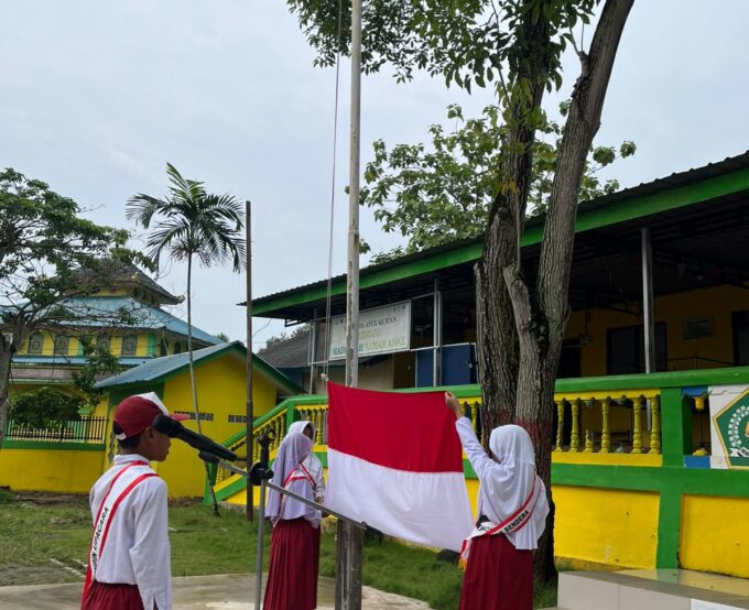 UPACARA BENDERA SETIAP SENIN, MENANAMKAN DISIPLIN, TANGGUNG JAWAB, DAN CINTA TANAH AIR