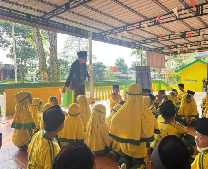 Belajar Bahasa Inggris melalui program English For School di Luar Kelas, MI Raudlatul Qur’an Batam Hadirkan Suasana Belajar yang Menyenangkan