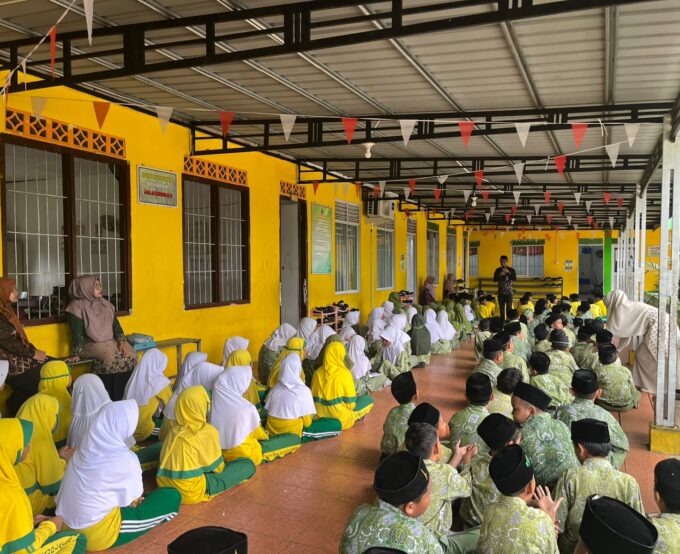 Asah Kemampuan Bahasa Inggris melalui Program Unggulan English For School, Siswa MI Raudlatul Qur’an Batam Ikuti Review Bersama di Halaman Sekolah